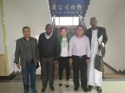 幾內(nèi)亞客戶來廠選購巖金礦設備